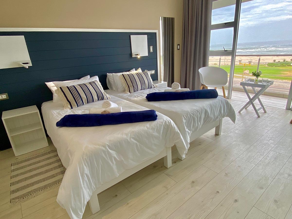 Schlafzimmer mit Bett, Terrasse und Ausblick