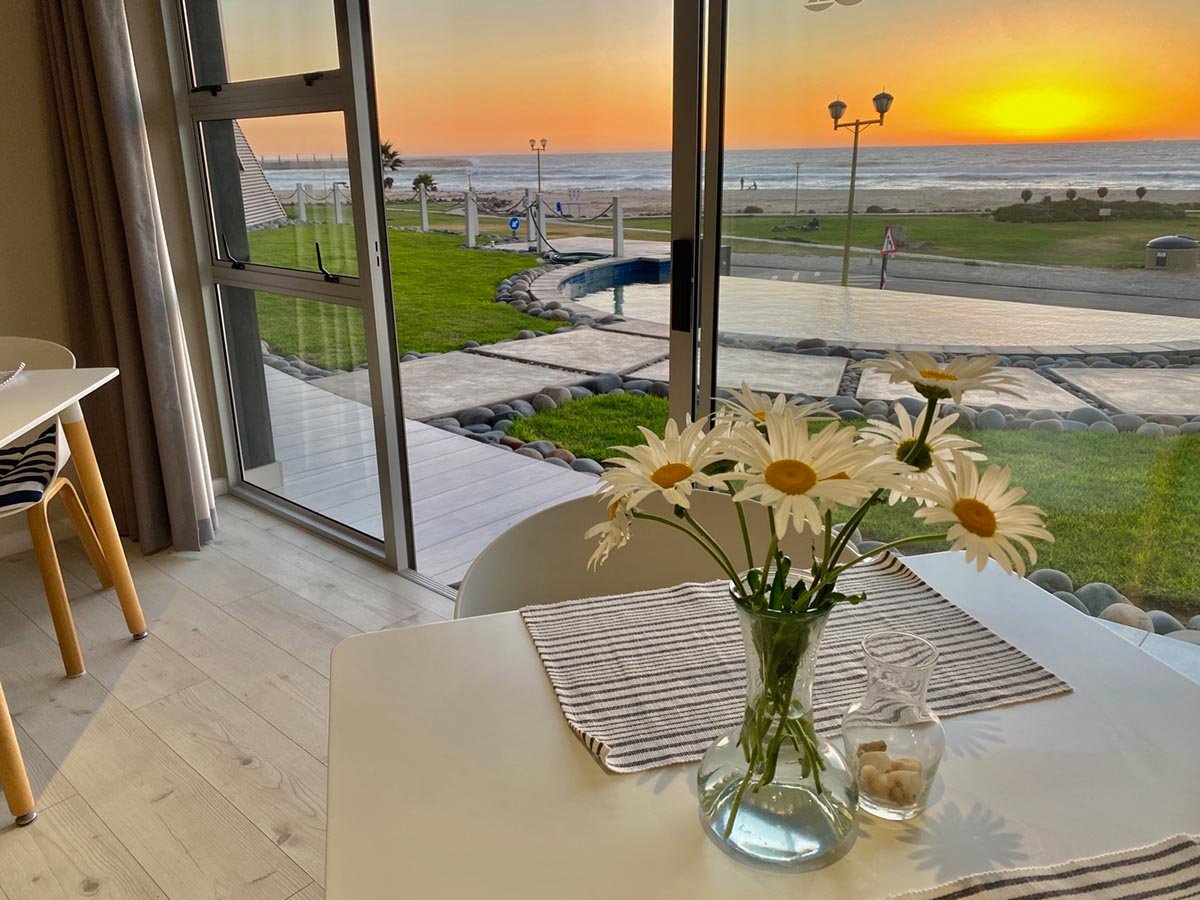Tisch im Innenbereich mit Blick aufs Meer