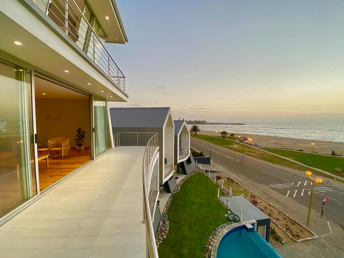 Zimmerterrasse mit Blick aufs Meer