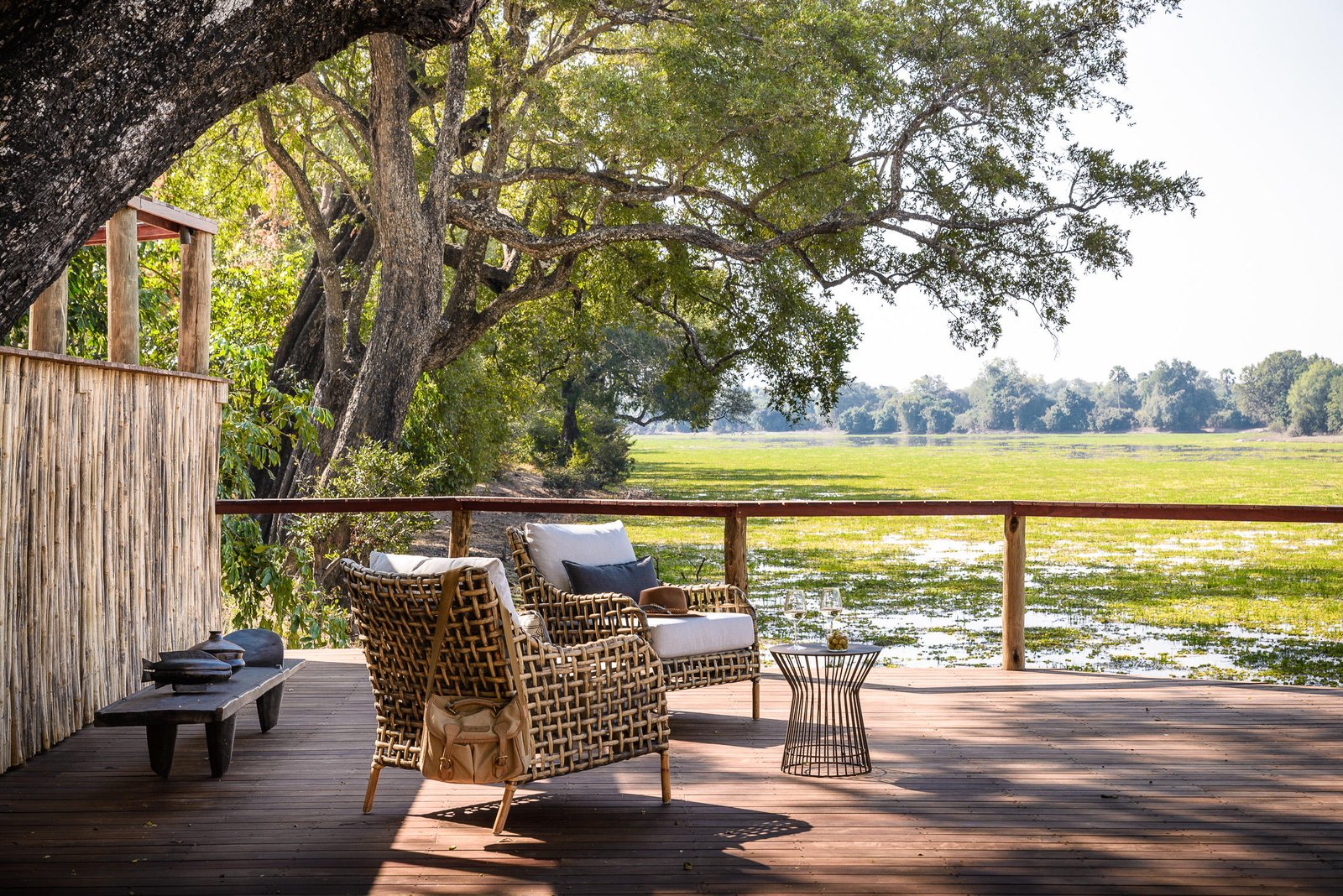 Sungani Lodge South Luangwa Nationalpark Terrasse mit zwei Stühlen und Tisch mit Aussicht über die Lagune
