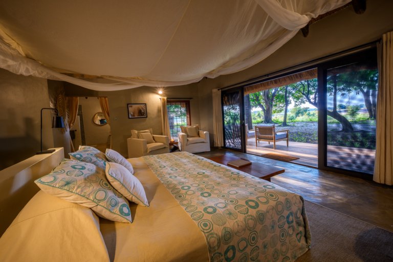 Luangwa River Camp Zambia Zelt Suite mit Bett und Sicht in den Busch