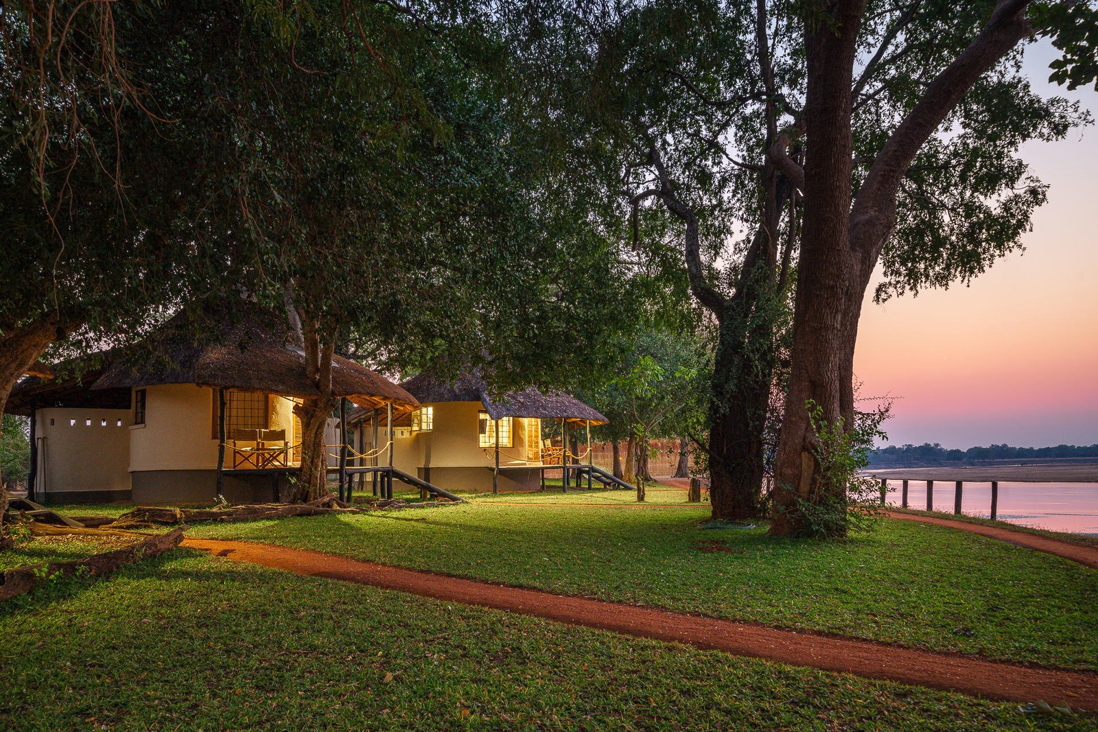 Nsefu Camp Rundhütten mit Blick auf den Luangwa River