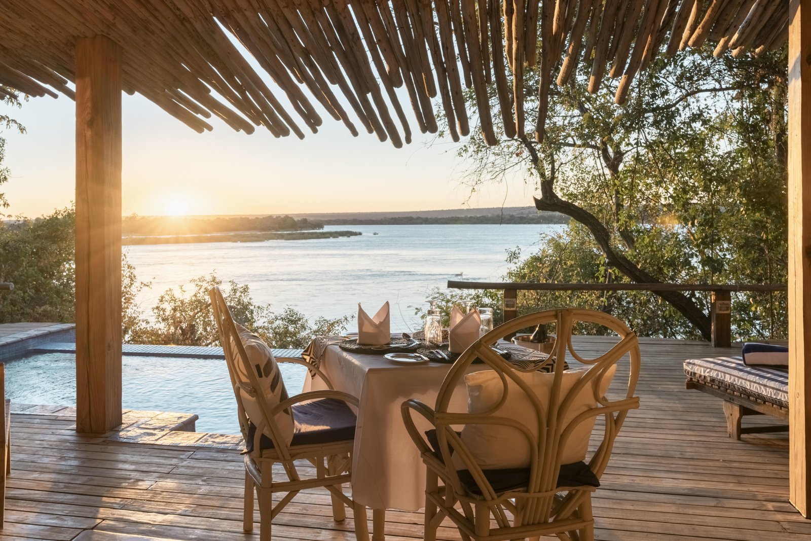 Private Terrasse mit gedecktem Tisch und Blick auf den Zambezi