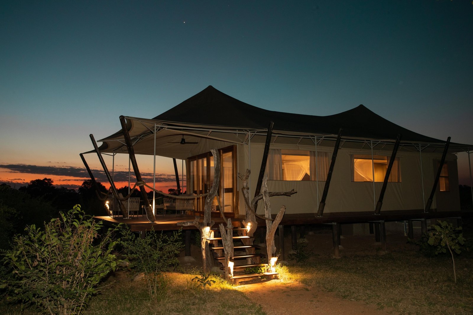 Chikunto Safari Lodge SafariZelt Aussenansicht bei Nacht