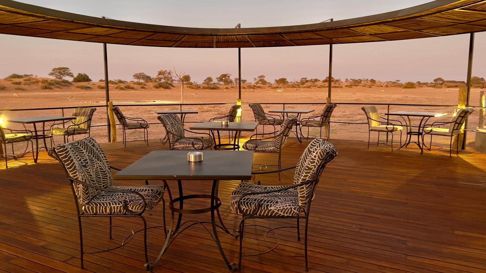 Dining Area von aussen mit Blick auf die Umgebung.