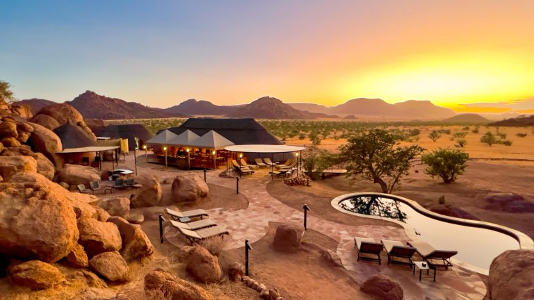 Hauptbereich der Lodge mit Pool, Liegebereich und traumhafter Aussicht