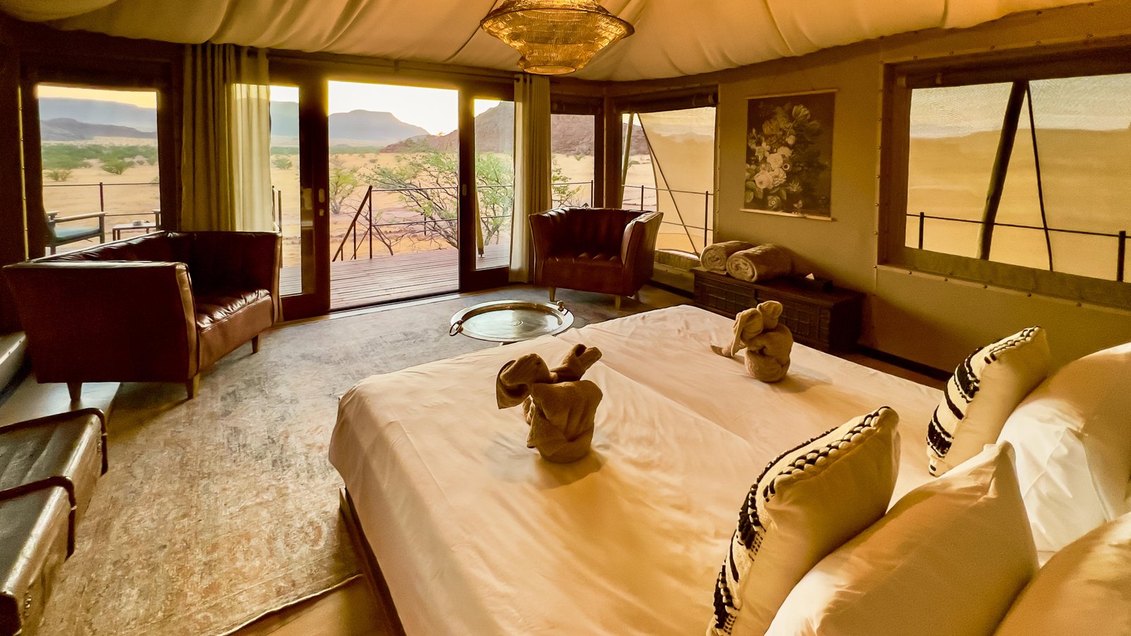 Zeltzimmer mit Bett und traumhaftem Blick in die Natur
