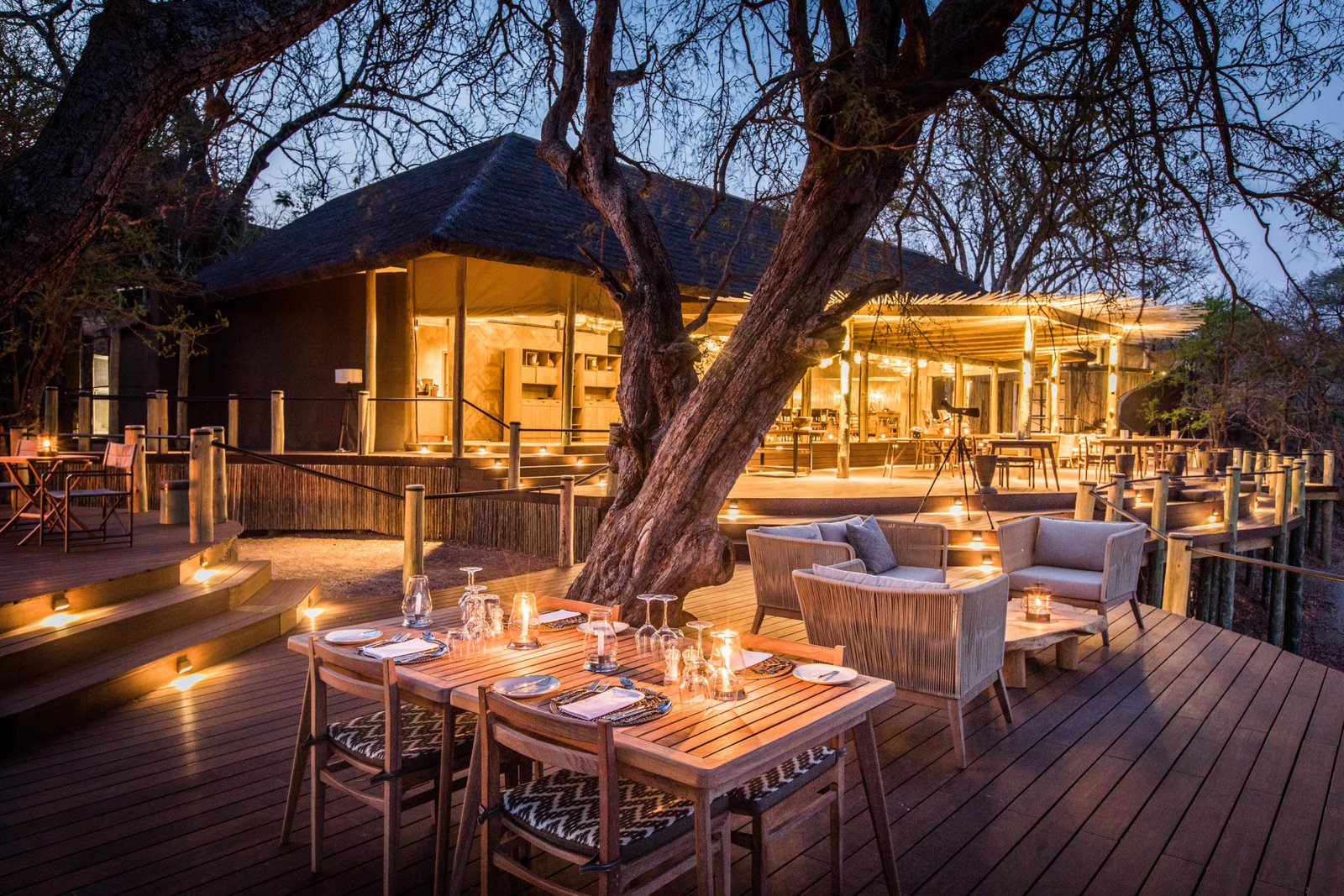 Puku Ridge im South Luangwa Nationalpark Terrasse zum Abendessen mit Laternen