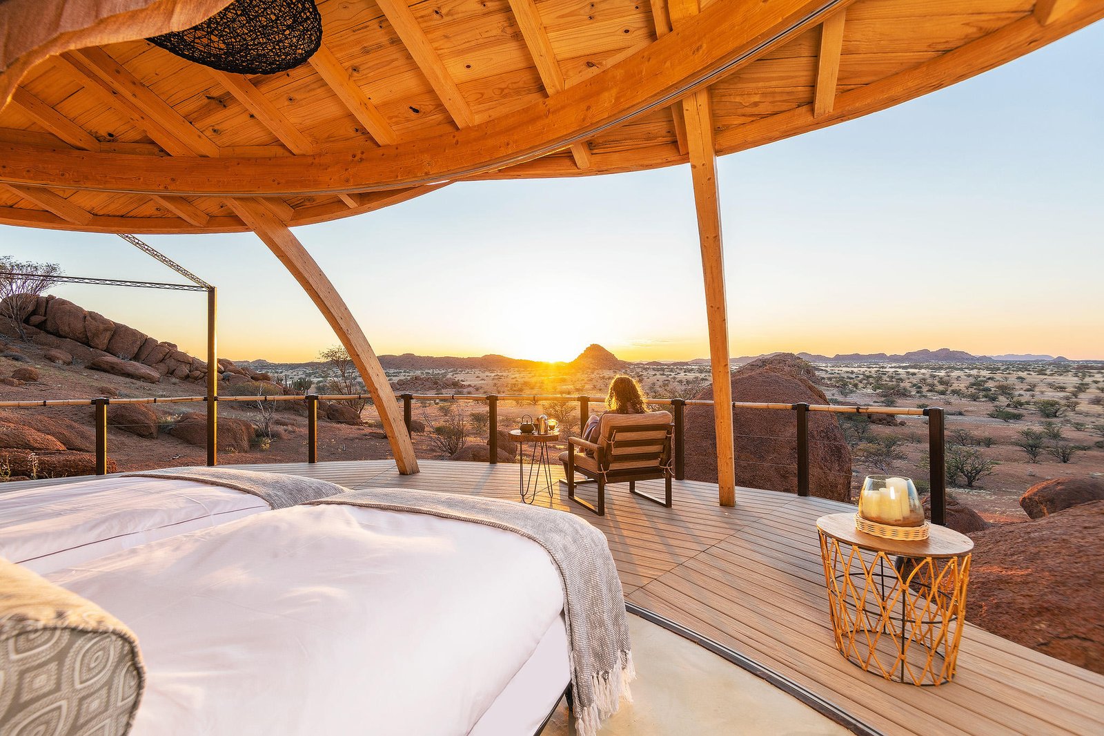 Offenes Zimmer mit komfortablem Bett und herrlichem Blick in die Natur