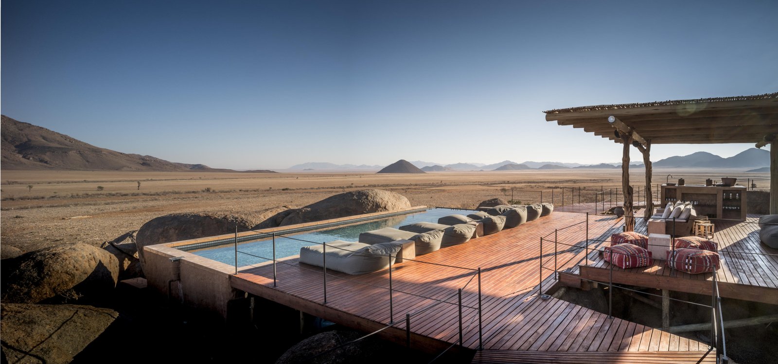 Loungebereich, Bar und Pool mit weitem Ausblick