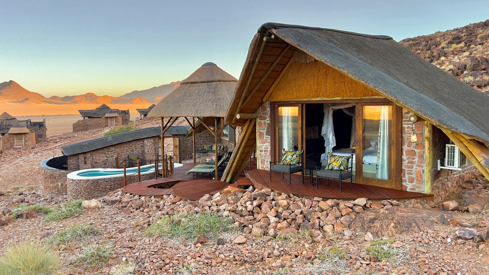Zimmerchalet mit Terrasse und Pool von aussen
