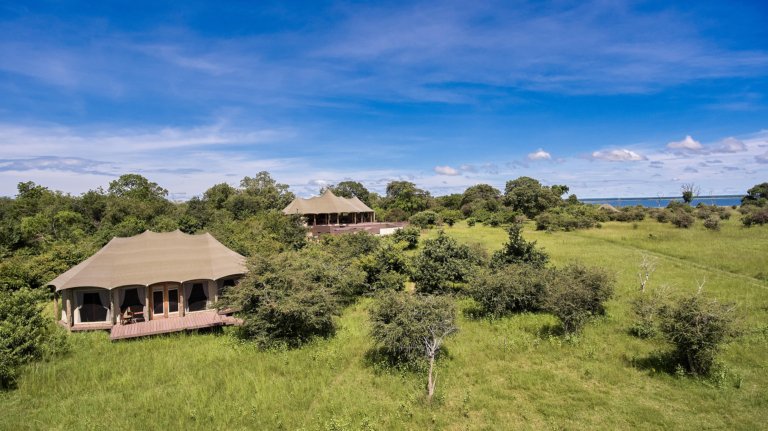 Die Zeltzimmer der Konkamoya Lodge von aussen - eingebettet in die grüne Natur