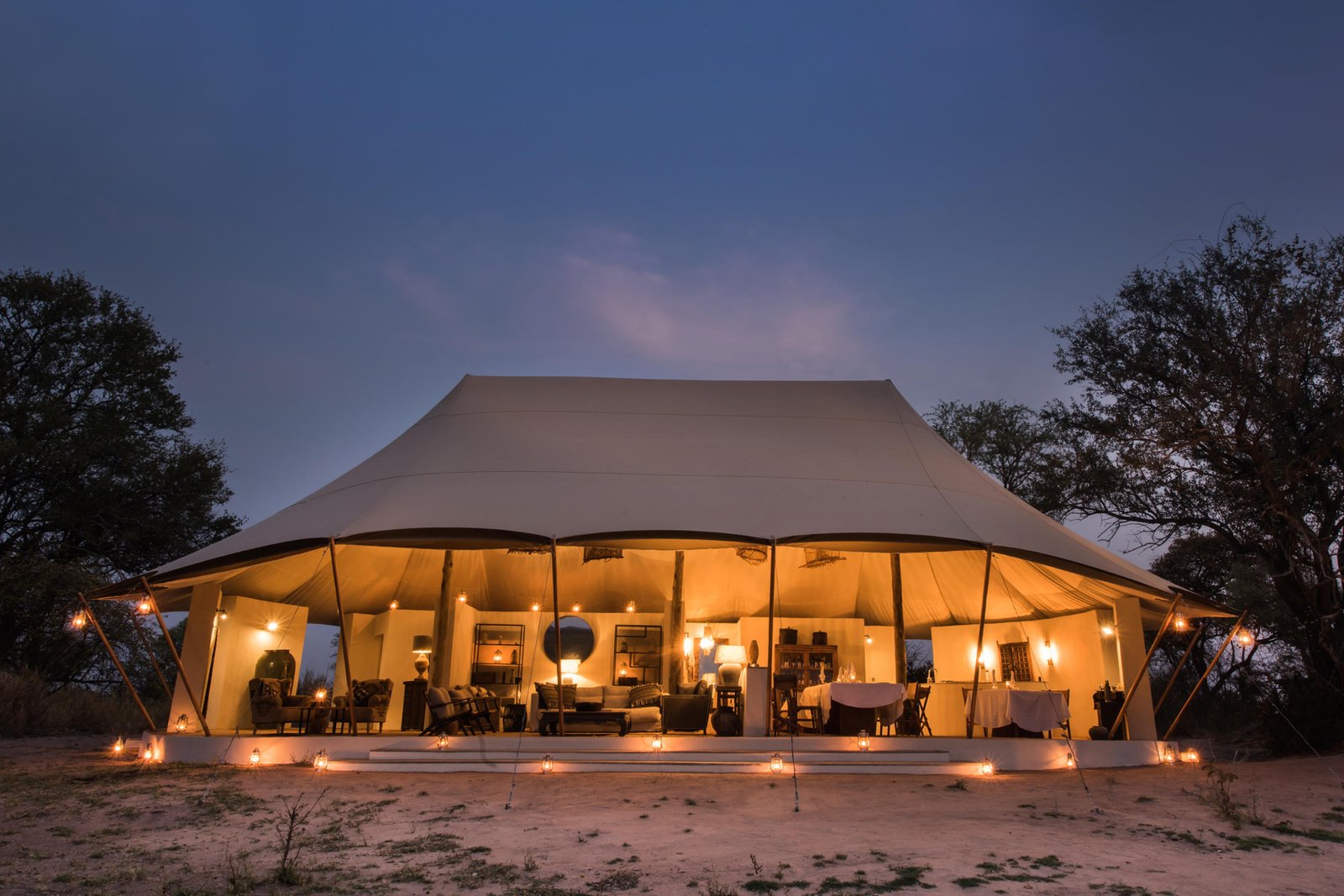 Hauptlodge mit Essbereich und Loungebereich