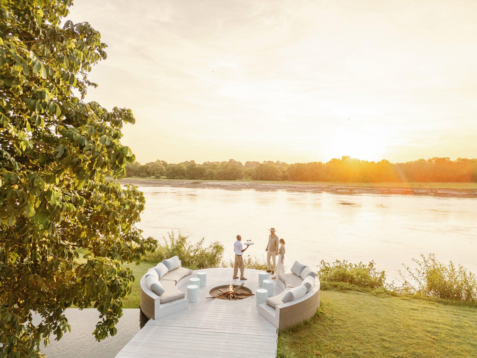 Lounge-Bereich am Flussufer für Sundowner