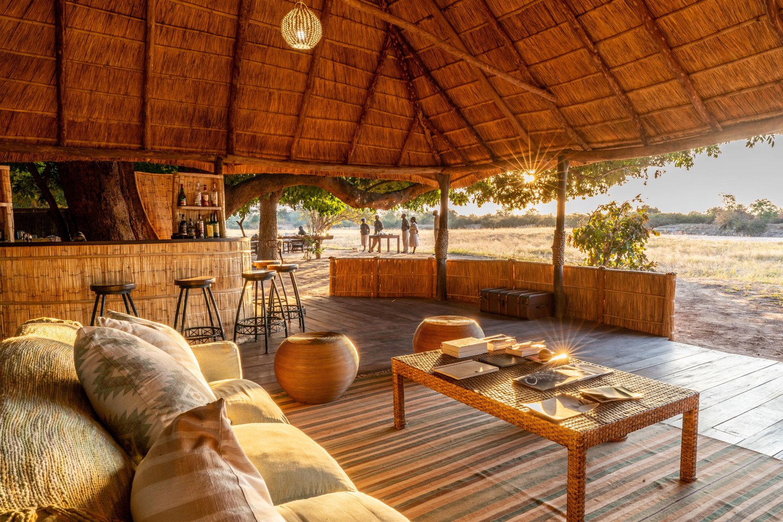Offener Loungebereich und Bar im Nsolo Camp
