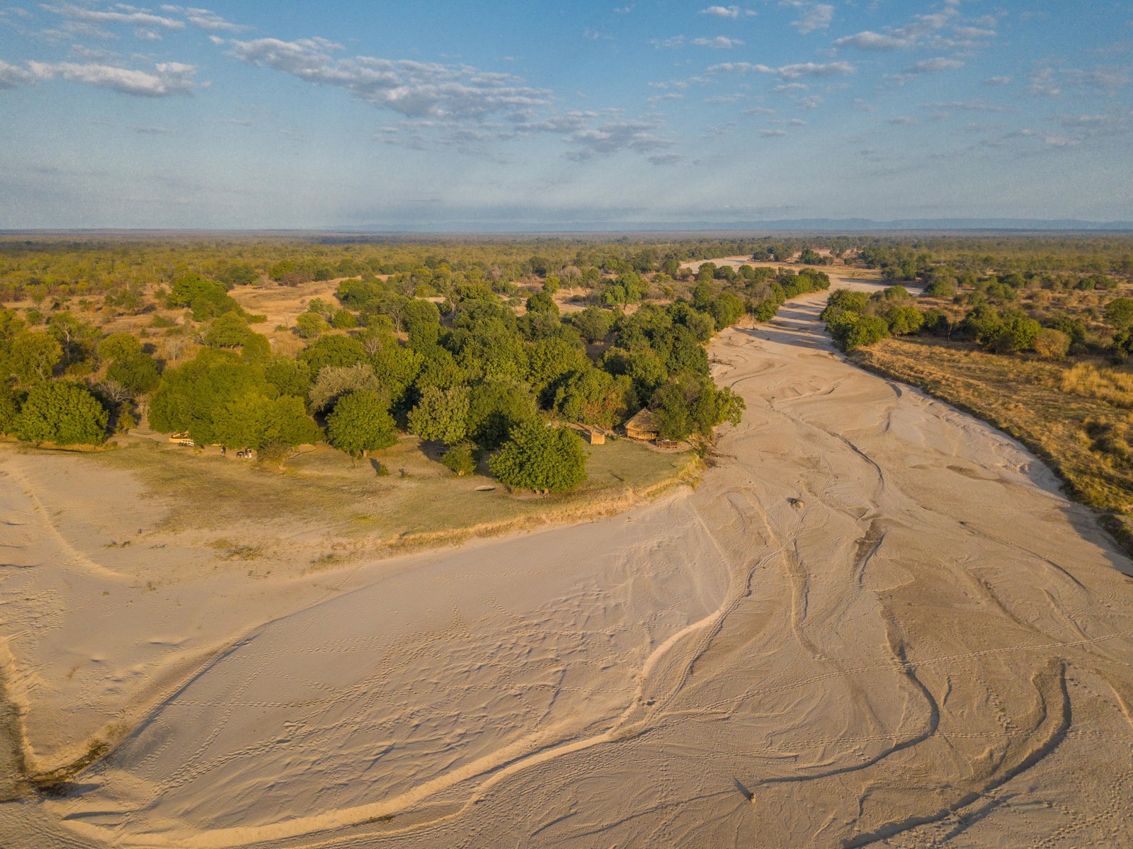 Blick von oben auf das trockene Luwi River Flussbett