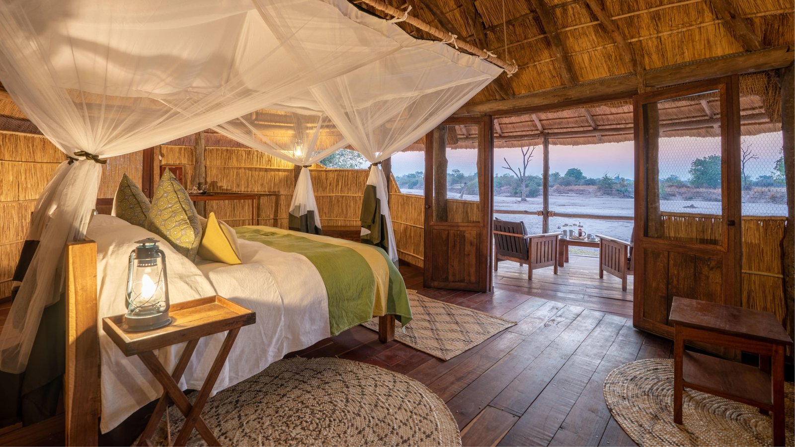 Schlafzimmer mit Terrasse und Blick auf das Luwi River Flussbett