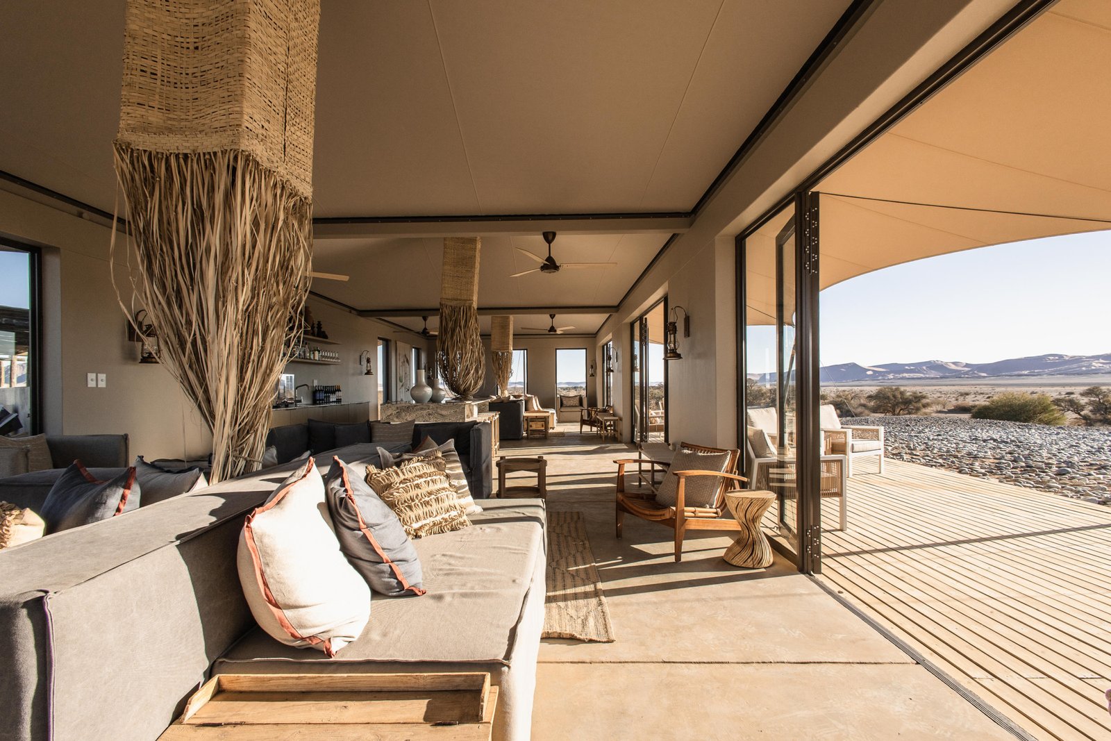 Loungebereich im Hauptbereich mit Blick in die Wüste