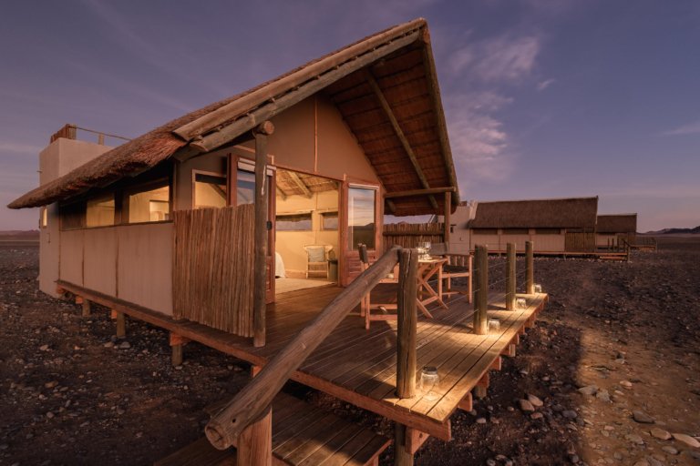 Chalet mit privater Terrasse und Sitzmöglichkeit