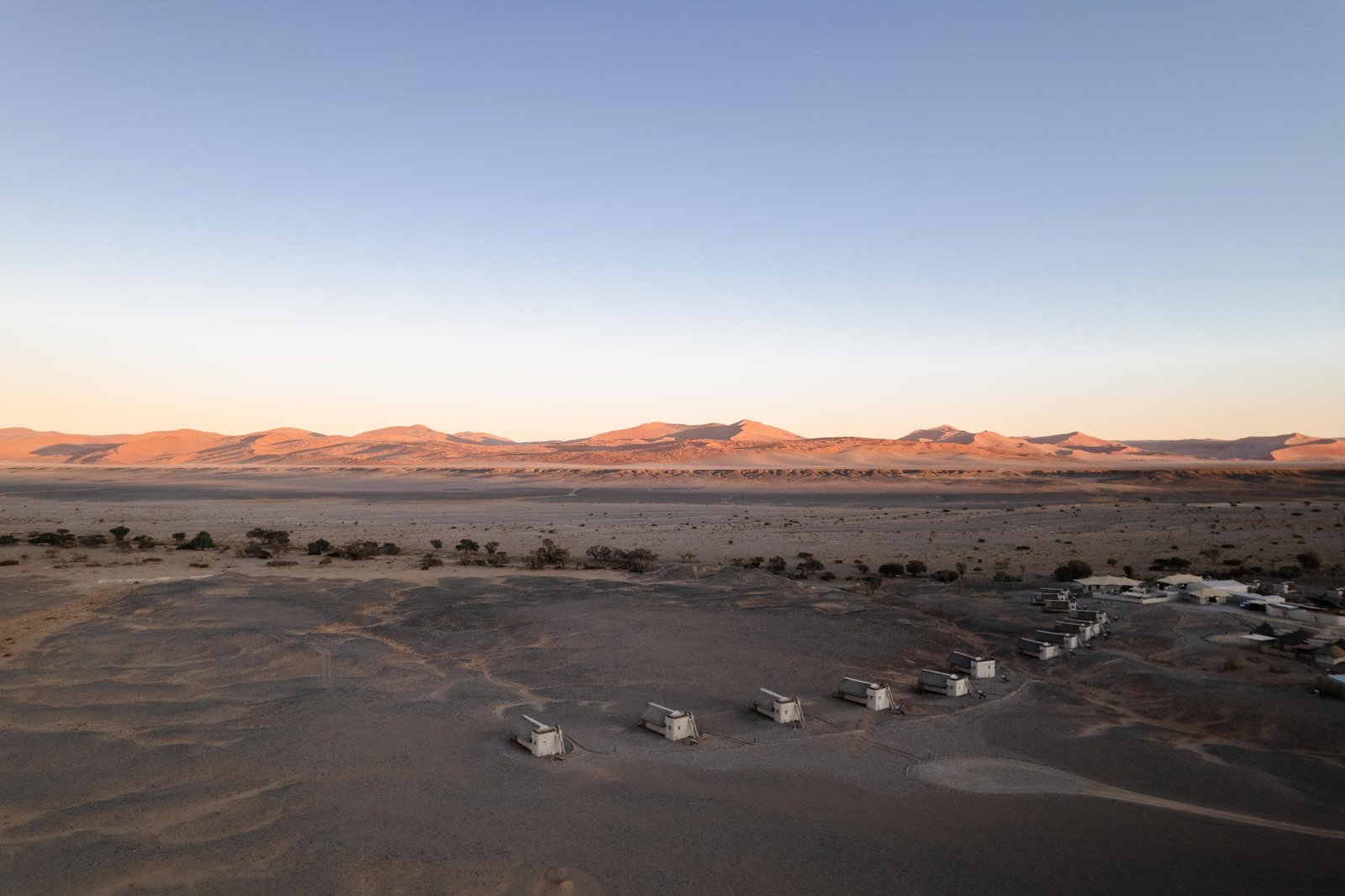 Kulala Desert Lodge von oben mit Chalets und weiter Wüstenlandschaft