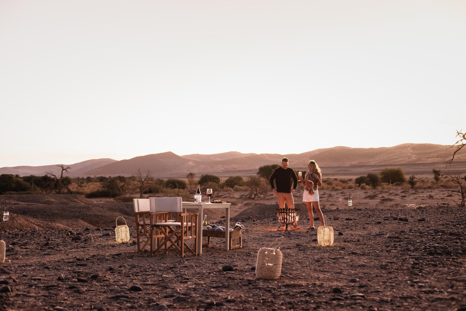 Sundowner-Spot mit gedecktem Tisch und Felskulisse