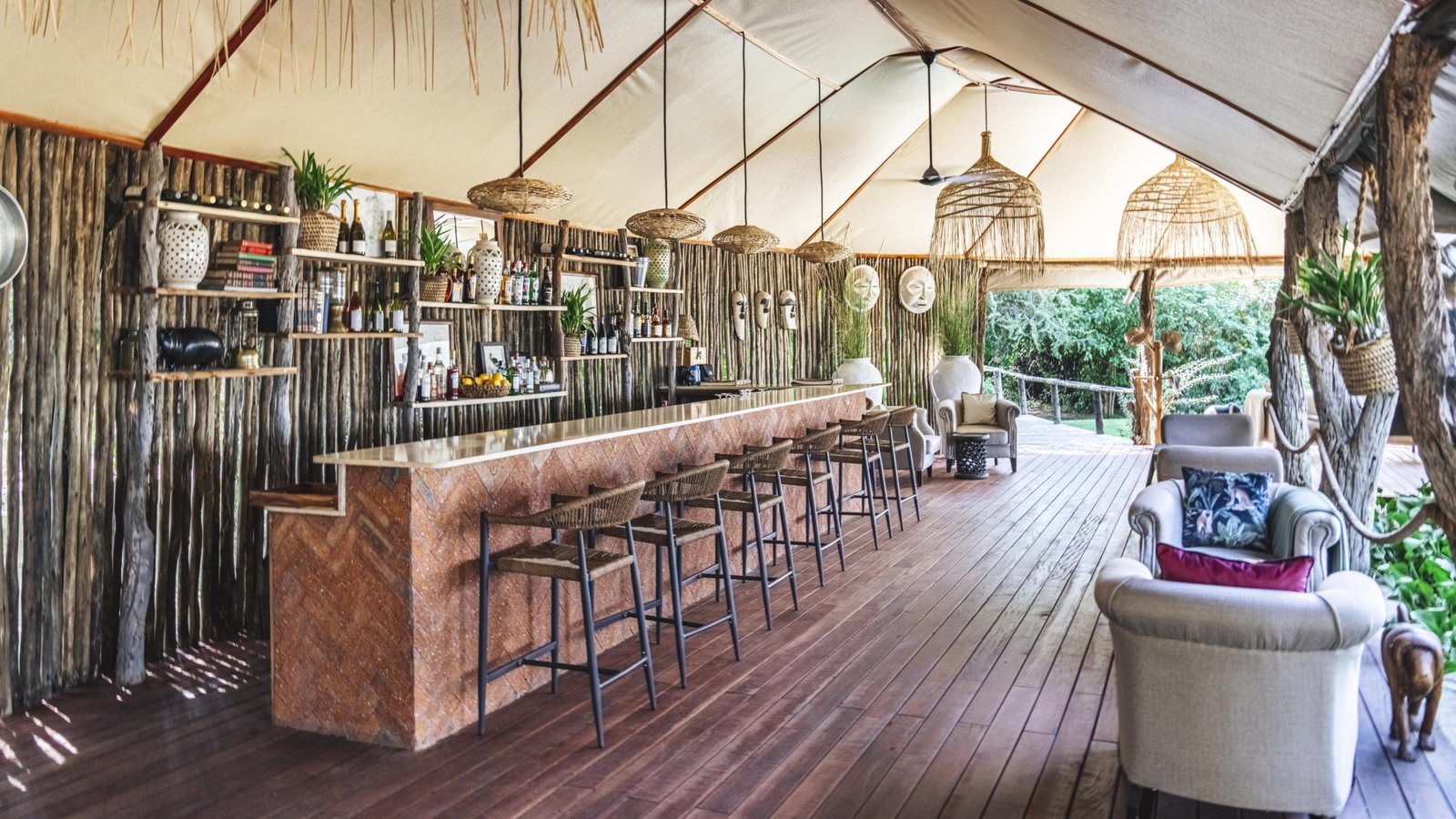 Elegante Bar mit Sitzhockern im Dulini Anabezi