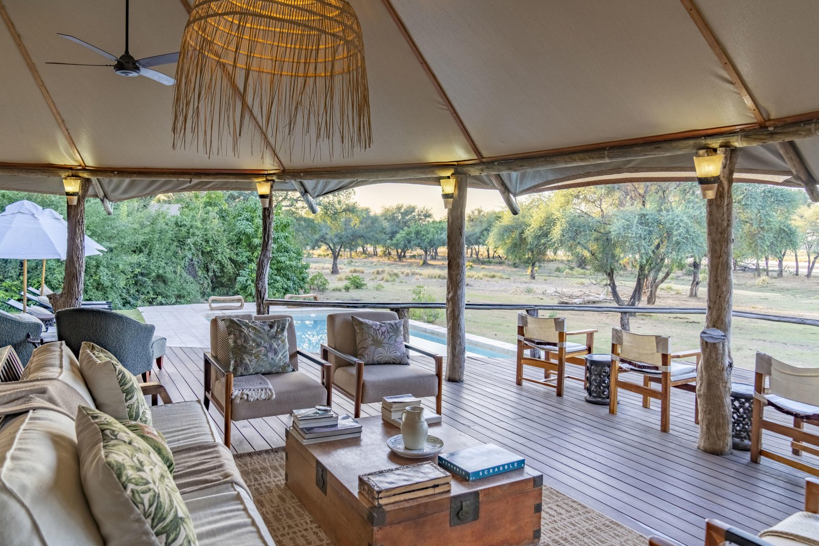 Hauptbereich mit Lounge, Pool und Blick in die Wildnis