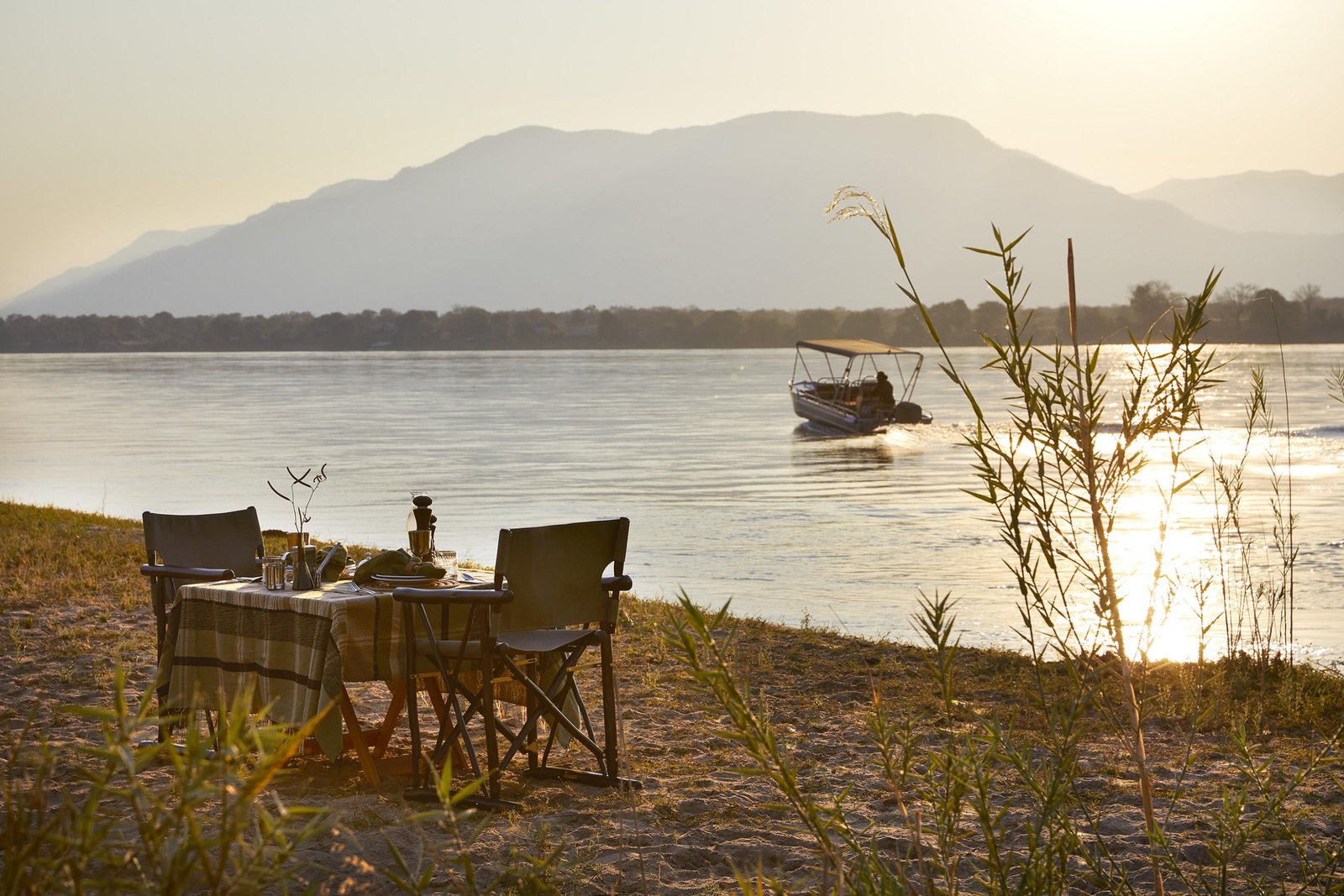 Abendessen unter freiem Himmel direkt am Fluss.