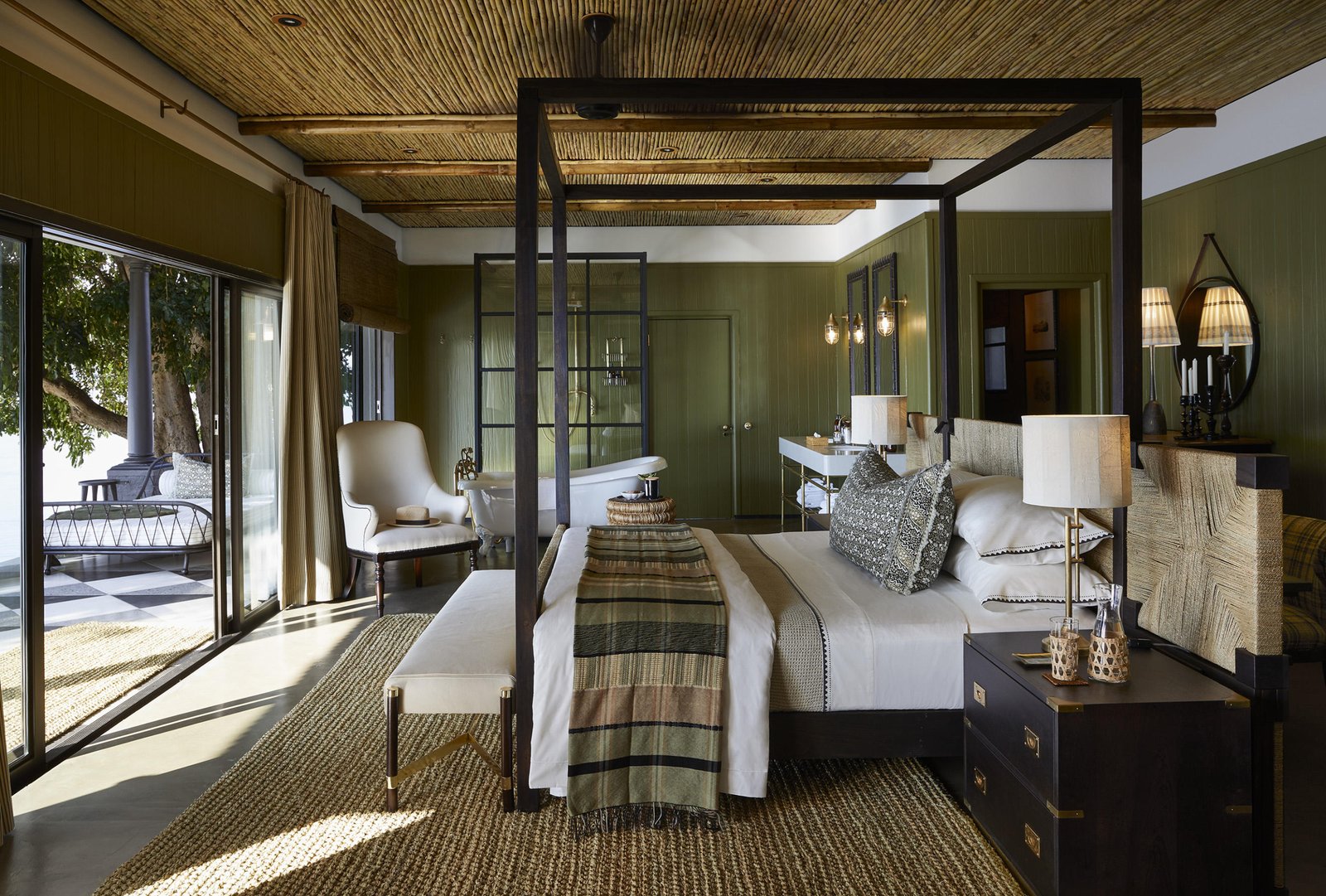 Schlafzimmer mit gemütlichem Bett und Blick auf die Terrasse.