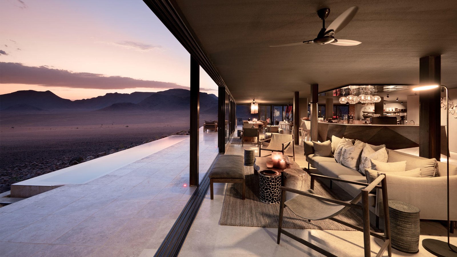 Offener Hauptbereich mit Bar und Lounge und weitem Ausblick