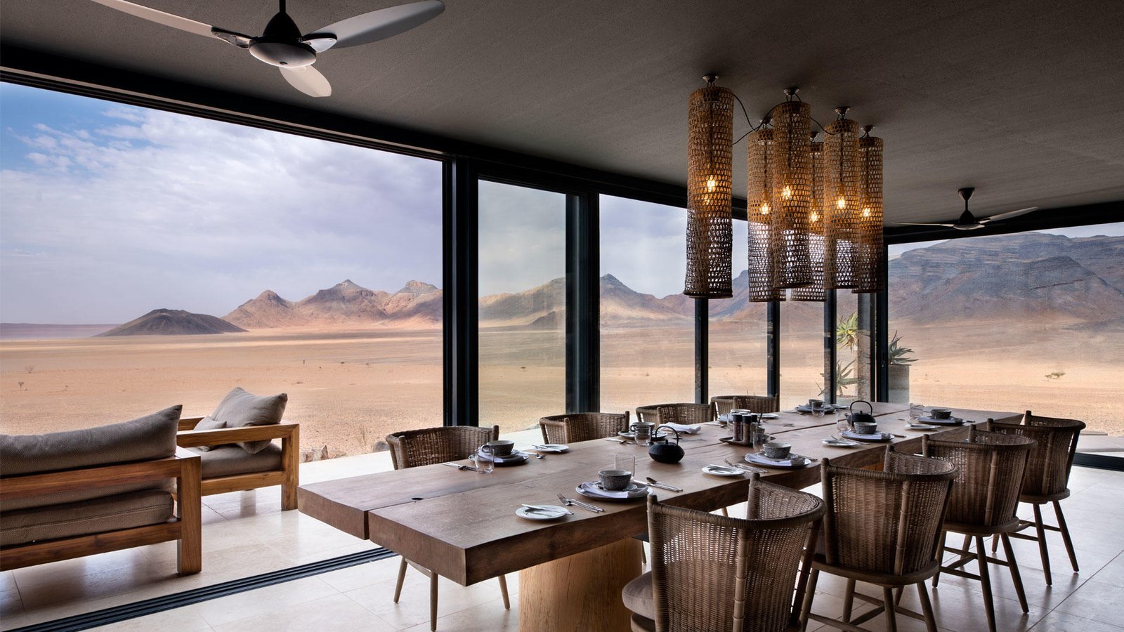 Gedeckter Tisch im Hauptbereich mit Ausblick auf die Landschaft