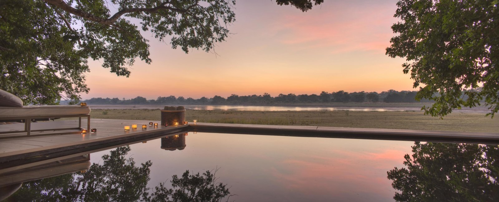 Sonnenuntergang am Pool mit Blick auf den Fluss