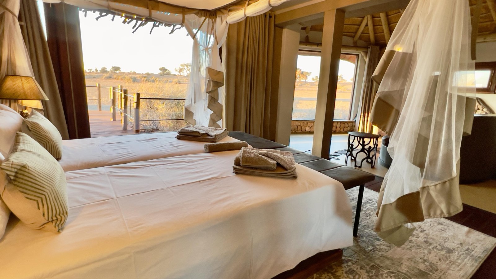 Schlafzimmer mit gemütlichem Bett und Blick in die Natur.