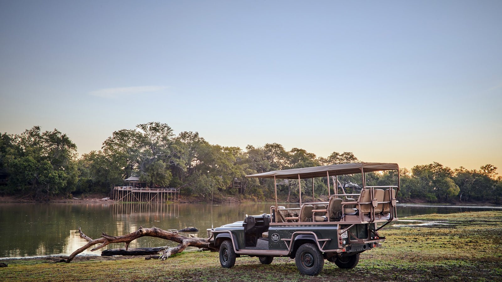 Chindeni Bushcamp Zambia Game Drive entlang des Flusses