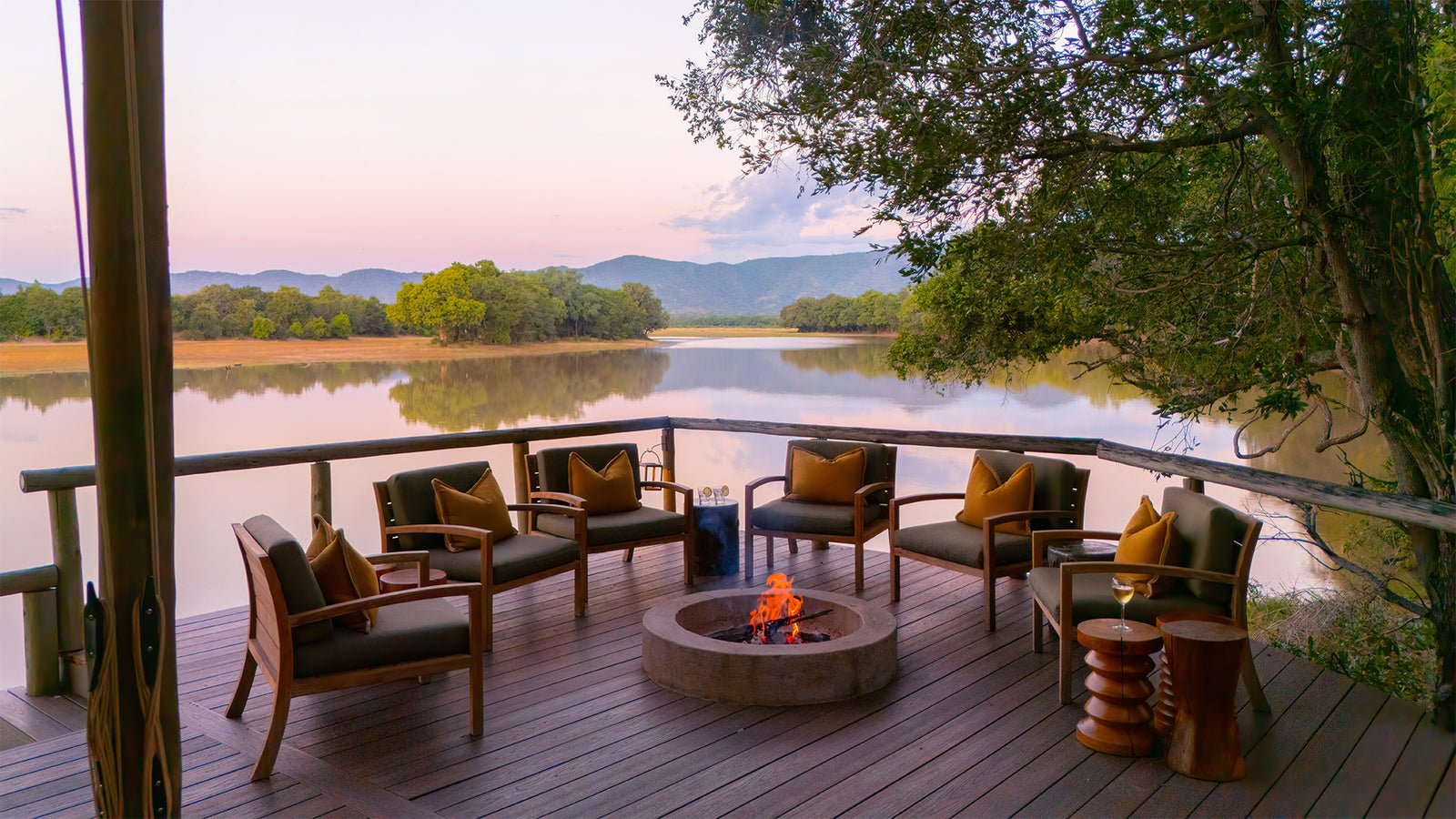 Chindeni Bushcamp Zambia Feuerstelle mit Sicht auf den Fluss