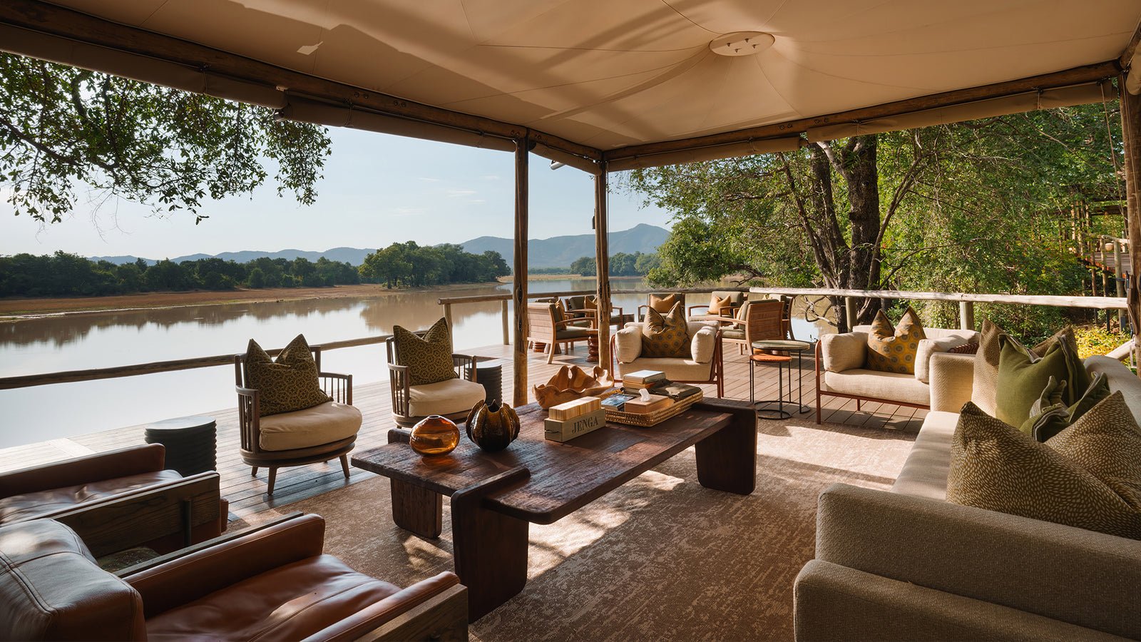 Chindeni Bushcamp Zambia Lounge Bereich auf Terrasse mit Sicht auf Fluss
