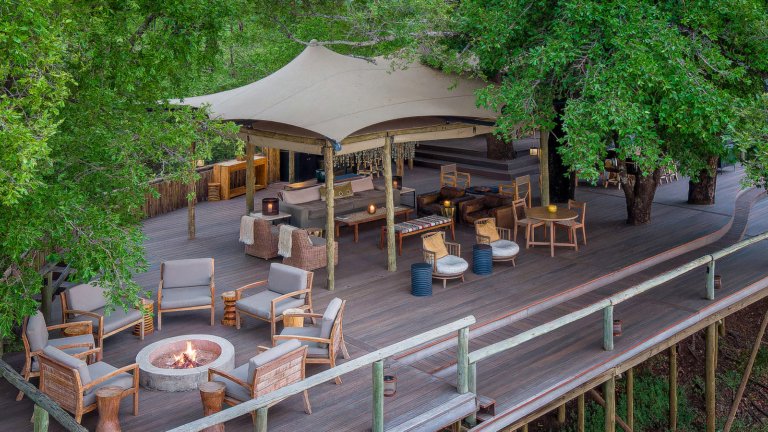 Chindeni Bushcamp Zambia Hauptbereich mit Feuerstelle und Terrasse mit Aussicht