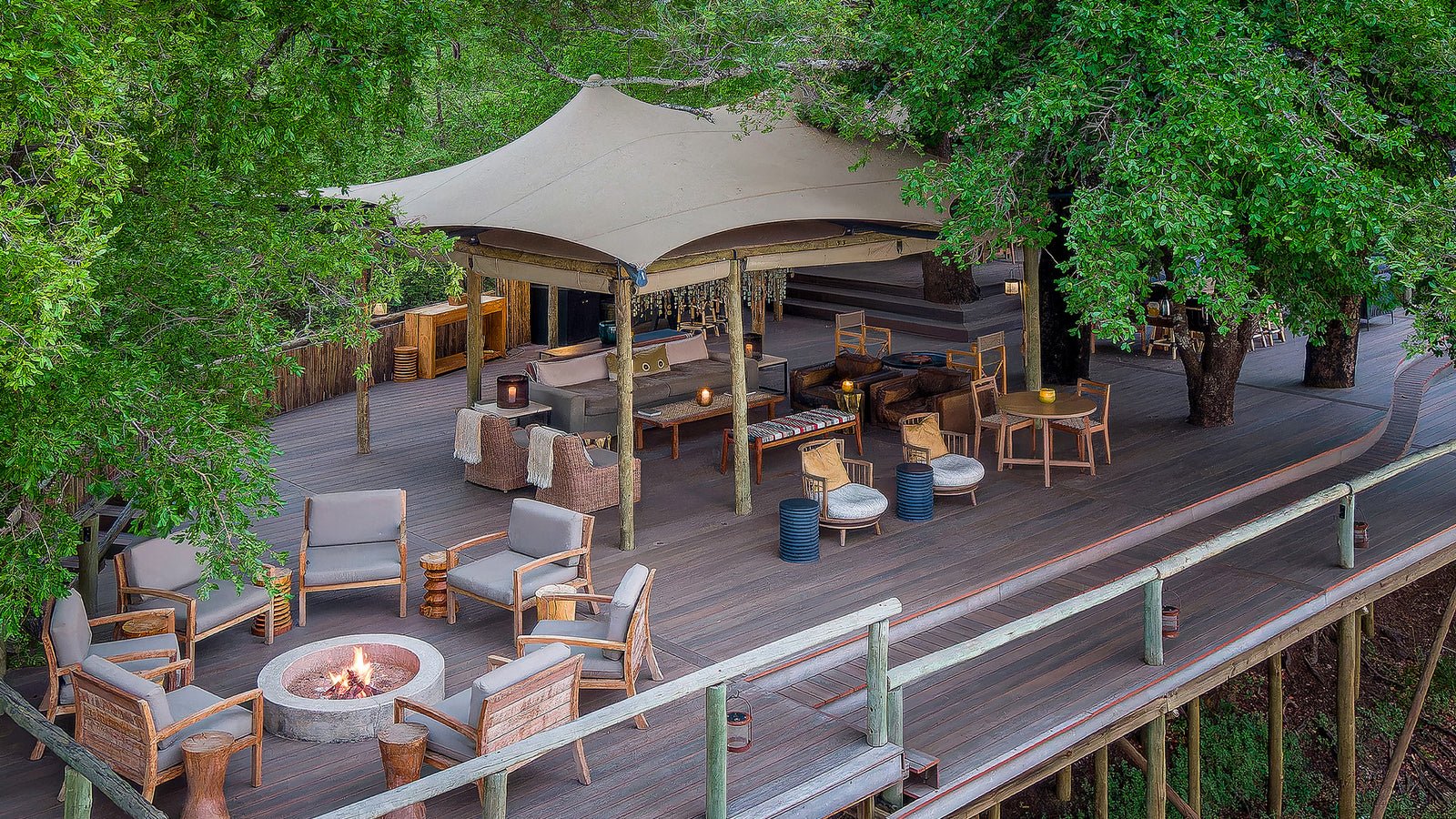 Chindeni Bushcamp Zambia Hauptbereich mit Feuerstelle und Terrasse mit Aussicht