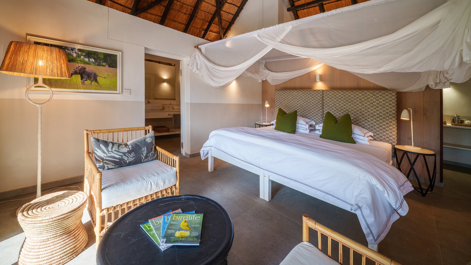 Mfuwe Lodge in Zambia Chalet mit Betten und Moskitonetz