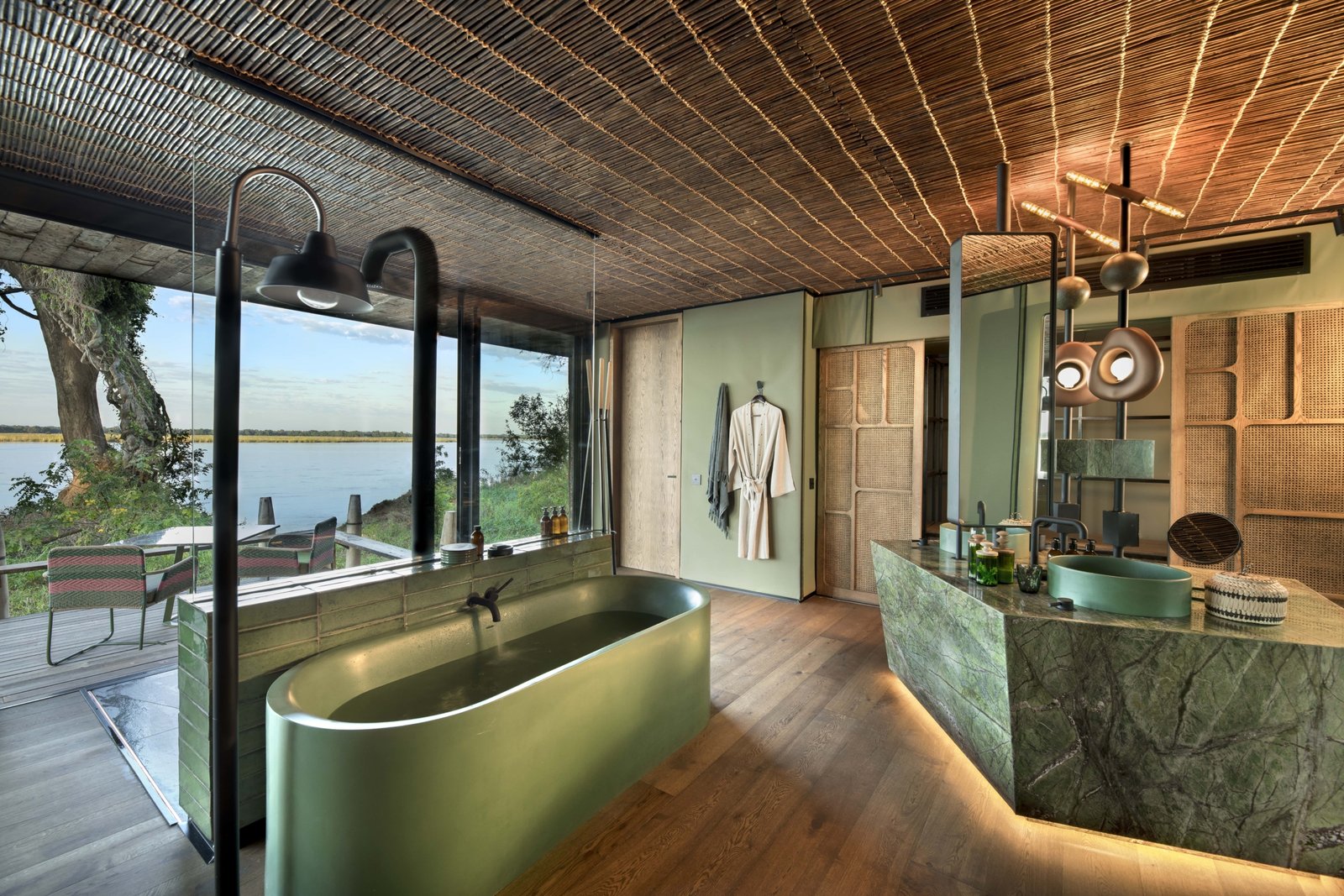 Lolebezi Badezimmer mit Badewanne und Blick auf den Fluss