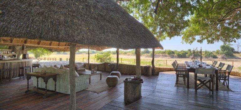 Lounge- und Essbereich mit Blick auf den Luwi River