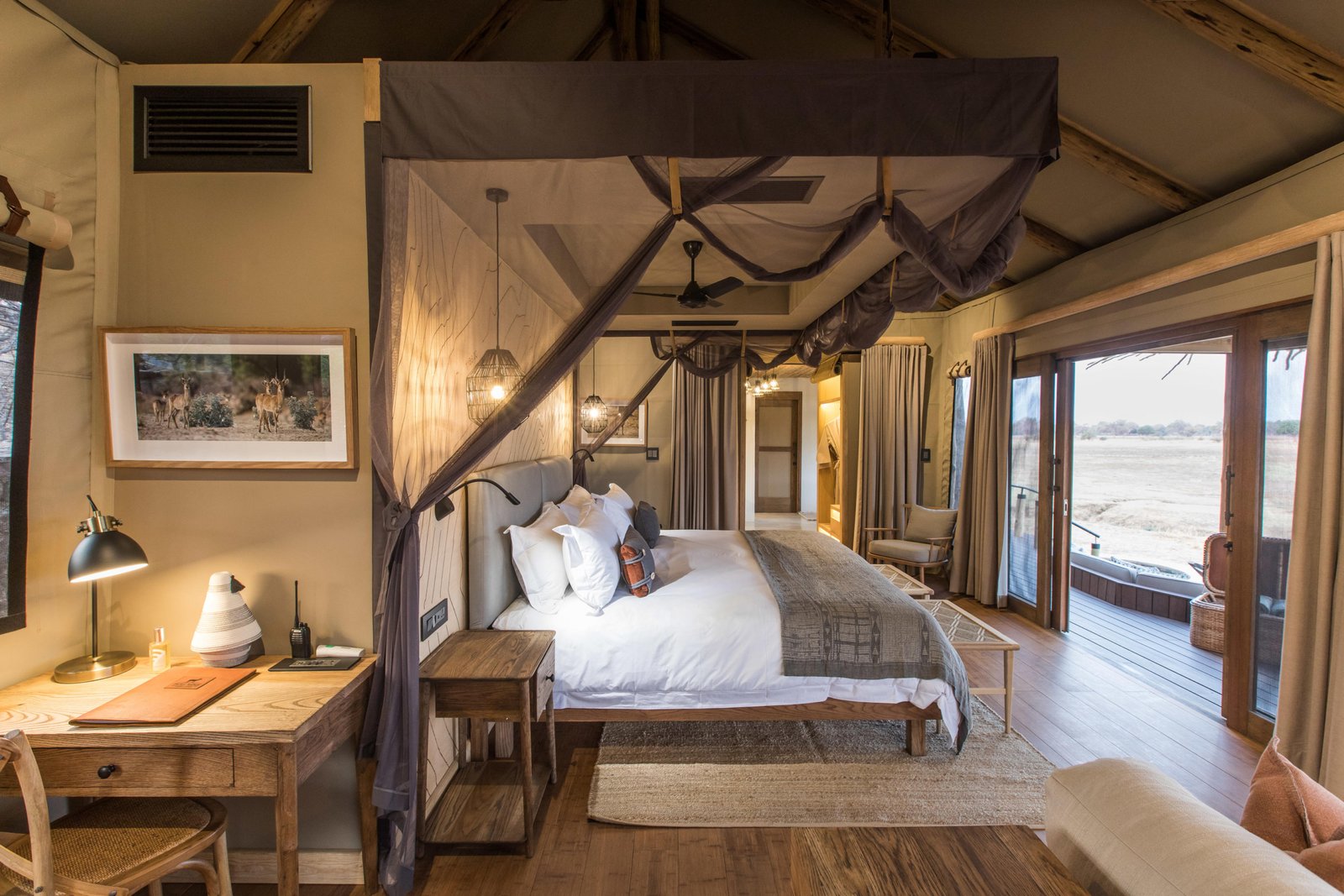 Puku Ridge in Zambia Safari Suite mit Bett und Aussicht