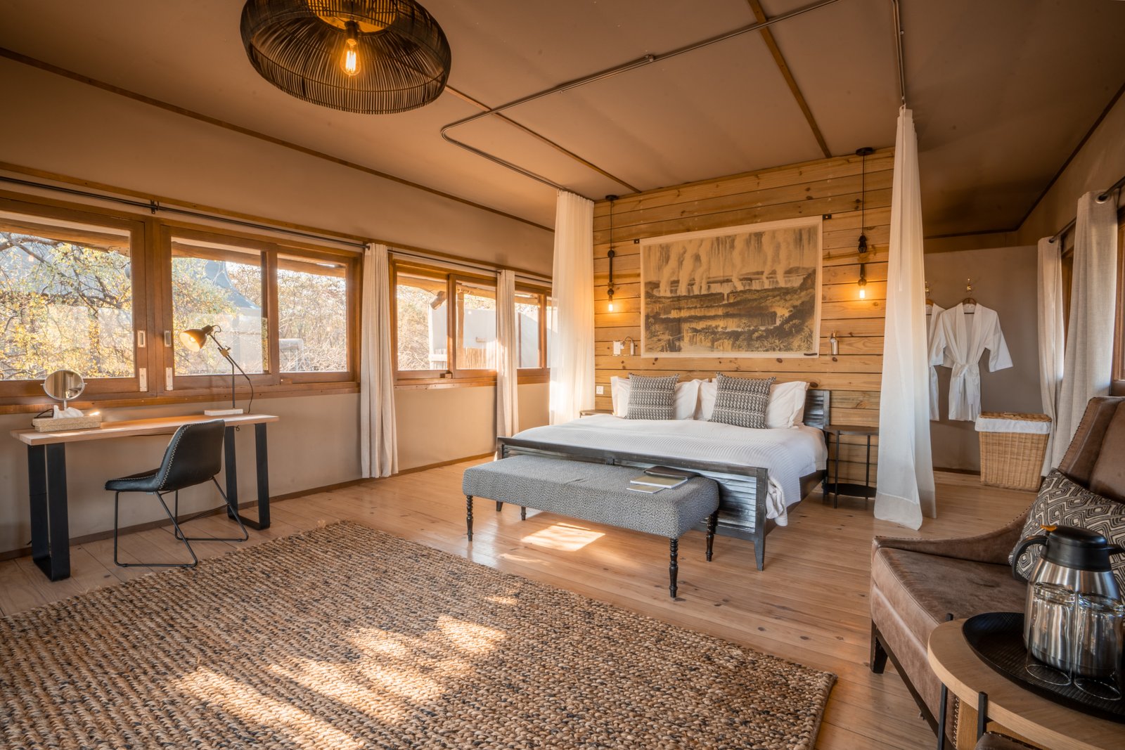 Schlafzimmer mit Bett und Schreibtisch
