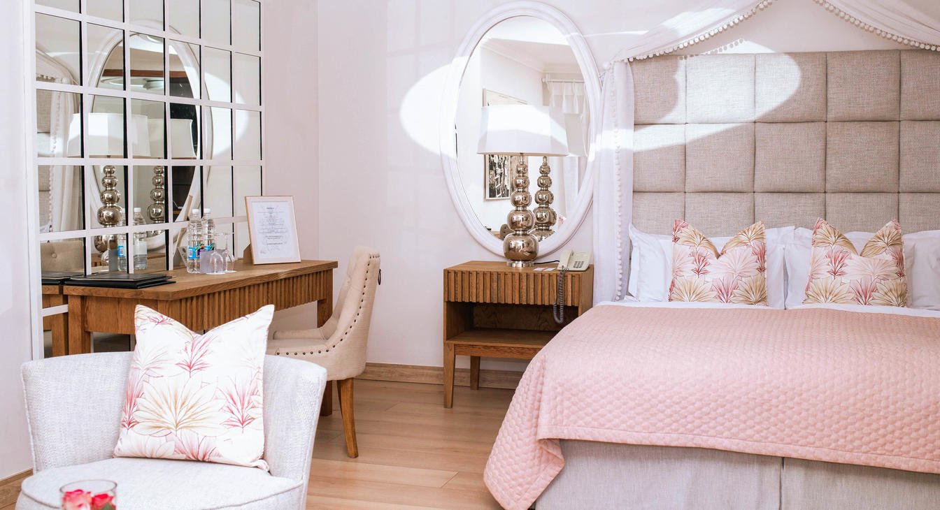 Schlafzimmer in zarten Rosatönen