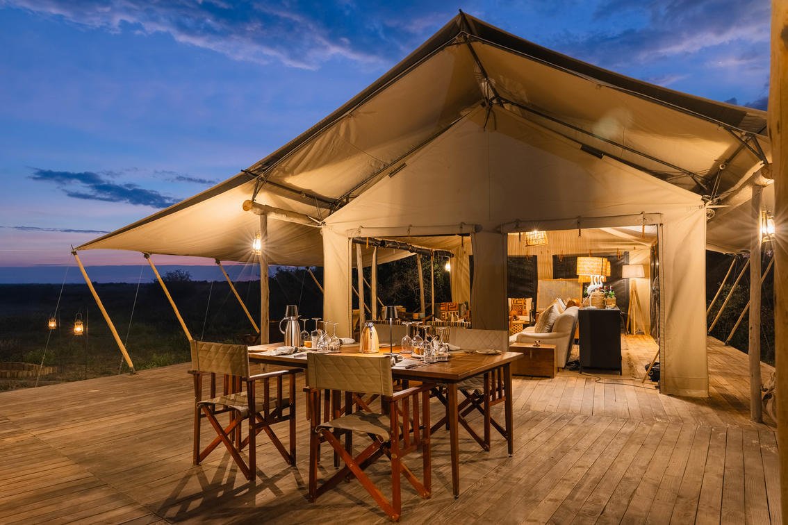Outdoor Dining im Nkasa Linyanti Camp mit Blick in den Busch