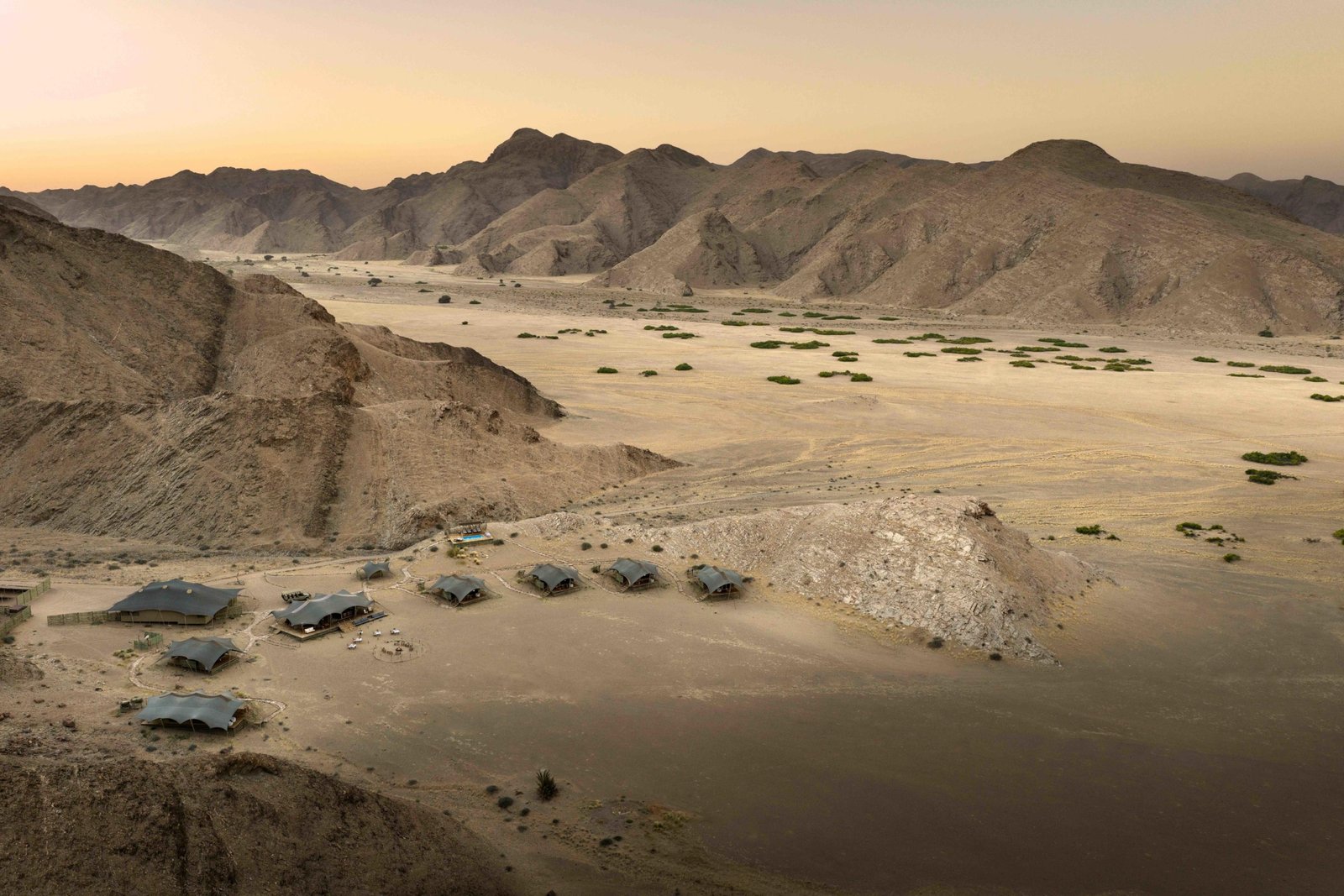 Hoanib Valley Camp von oben – eingebettet in die beeindruckende Landschaft