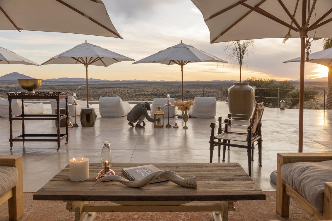 Hauptbereich der Gmundner Lodge mit Blick in die Weite Landschaft
