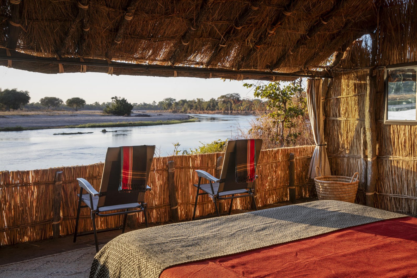 Mwaleshi Camp North Luangwa Nationalpark Zimmer mit Sicht auf den Fluss