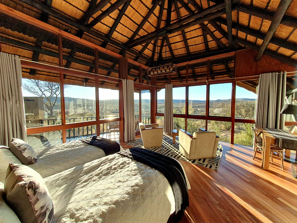 Schlafzimmer mit Blick auf die Terrasse und umliegende Natur