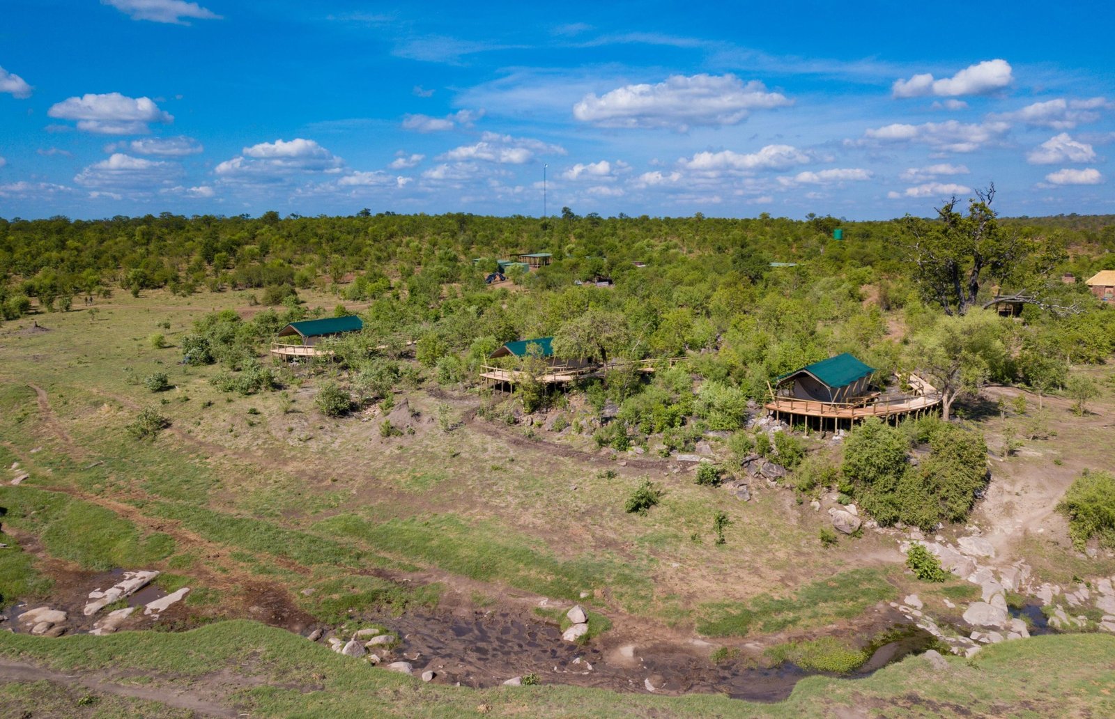 Deetema Springs Zeltzimmer von aussen, eingebettet in die grüne Landschaft